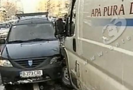 Un şofer bucureştean a distrus 4 maşini dintr-o lovitură. Martorii spun că ar fi suferit o criză de epilepsie