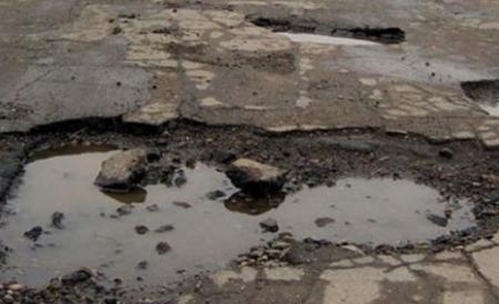 Gropile de după zăpadă, coşmarul şoferilor şi profitul service-urilor auto