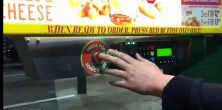 Inedit! Face comandă la restaurant cântând la chitară