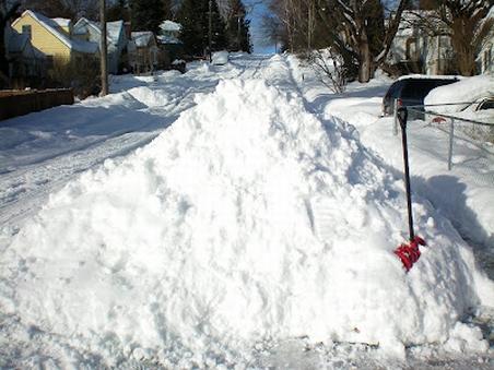 Nămeţii înalţi de câţiva metri se vor topi, la Piteşti, în cele cinci depozite speciale 