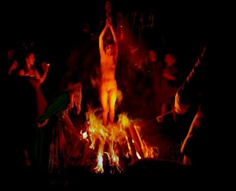 Nepal. O femeie acuzată de vrăjitorie a fost bătută cu pietre şi incendiată