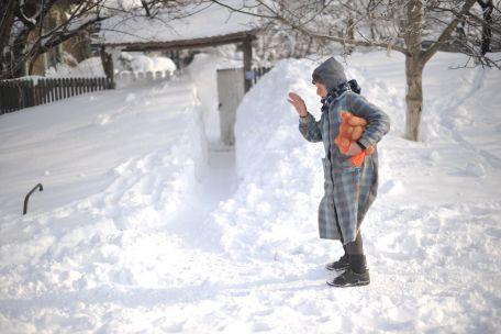 O femeie de 81 de ani a murit înecată după ce a alunecat pe zăpadă şi a căzut în fântâna din curte