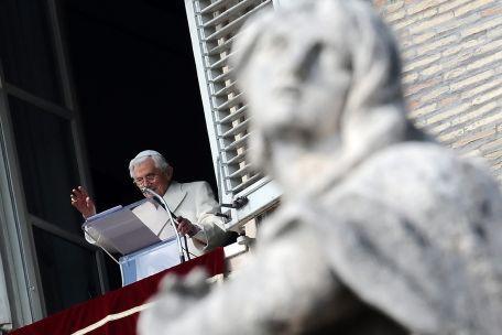 Papa Benedict al XVI-lea cere celor care servesc Biserica Catolică să "renunţe la stilul laic al puterii"