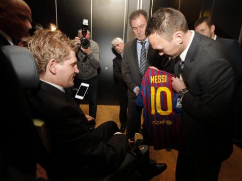 Gala Fundaţiei Mihai Neşu: Sponsorii Barcei i-au adus românului un tricou cu autograful lui Messi