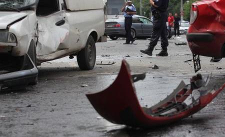 Accident pe DN1: Trei răniți, după ce mașina în care erau s-a ciocnit cu un microbuz de marfă 