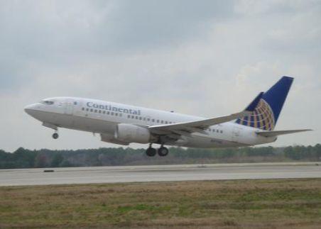 Adolescent saudit, arestat în SUA pentru că a cântat despre Osama ben Laden într-un avion