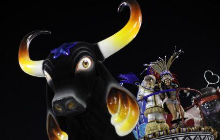 Un român, supranumit "curcubeul uman", face senzaţie la Carnavalul de la Rio
