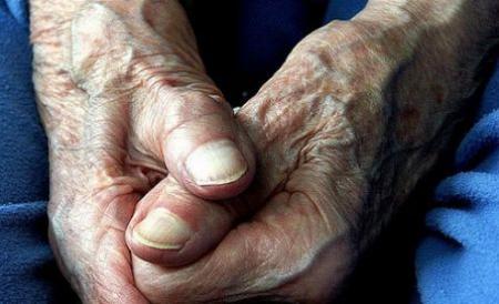 Un bâtrân de 81 de ani ar putea ajunge după gratii pentru că a încercat să fure un salam