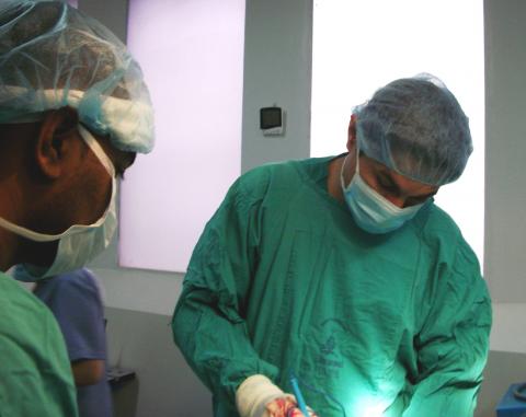 Numai în România... un copil a fost operat la mâna stângă, dar afecţiunea era la mâna dreaptă