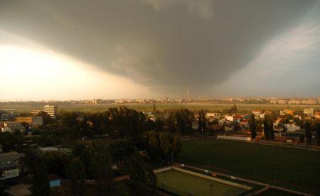 Cod Galben de ploi torenţiale şi vijelii. Vezi zonele vizate şi prognoza meteo