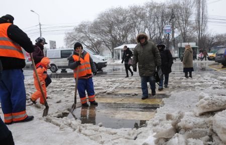 &quot;Super-drumarii&quot; români asfaltează şosele pe ninsoare şi ger