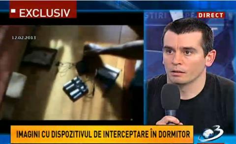 Microfon găsit sub patul matrimonial. Rom&acirc;nii, filaţi din dormitor