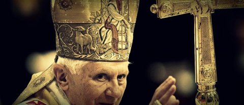 Mandatul de ARESTARE de care ar fi fugit de fapt Papa Benedict. &quot;Ar trebui acuzat de CRIME împotriva umanităţii&quot;