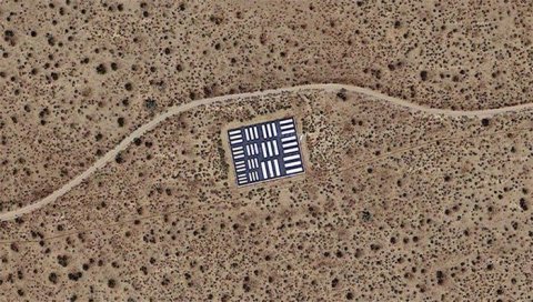Imagini surprinse din satelit, în deşertul Mojave. Nimeni nu ştia ce sunt aceste forme ciudate. Vezi explicaţia oferită de americani