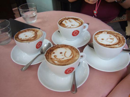 În fiecare dimineaţă, cafeaua dă poftă de viaţă. 20 de desene în ceştile de cafea 534