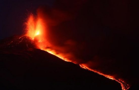 Trei &quot;guri de foc&quot; s-au deschis în Italia. Imagini spectaculoase cu o erupţie extrem de violentă 3