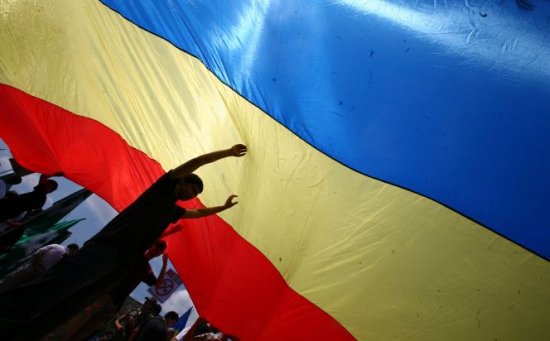 O angajată a &quot;Casei Limbii Române&quot; din Chişinău, amendată pentru că a arborat tricolorul românesc pe instituţie 407