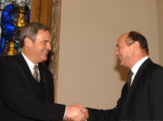 Băsescu NU îi retrage &quot;Steaua&quot; lui Tőkés. &quot;Ponta nu este membru al Ordinului Naţional, deci nu poate solicita retragerea decoraţiei&quot; 482