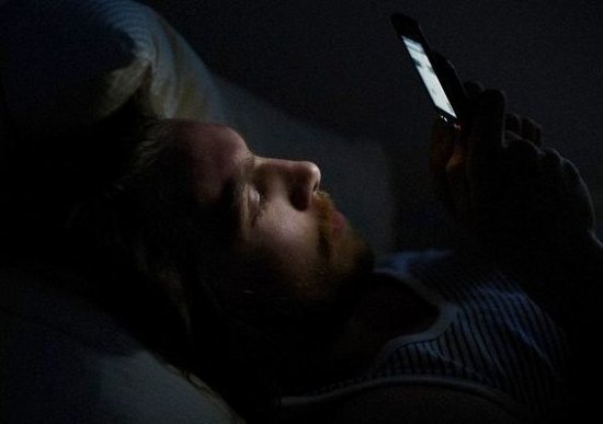 Ce se întâmplă dacă dormi cu telefonul mobil în cameră. &quot;Este o pantă alunecoasă&quot; 442