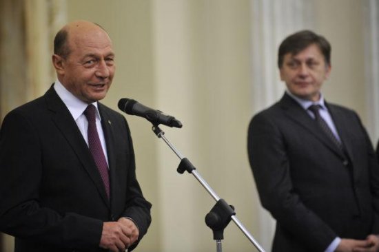 SONDAJ: Câţi români cred ca Antonescu va ieşi preşedinte, iar Băsescu va fi PREMIER 442
