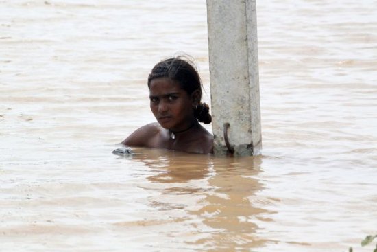 Bilanţul inundaţiilor din India şi Pakistan: Peste 400 de morţi şi 400.000 de oameni blocaţi de ape 418