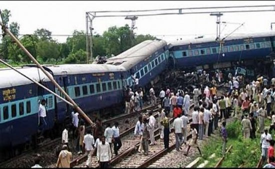 Un tren expres a deraiat în India. Cel puţin 10 oameni au murit 479