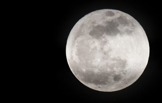 Fenomenul bizar care se petrece pe Lună din cauza influenţei Pământului 132