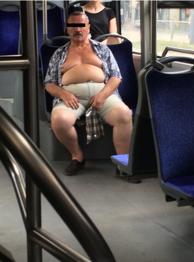 In ce hal s-a urcat barbatul asta intr-un autobuz din Bucuresti! In partea de jos pare normal, dar daca vezi poza intreaga... 16