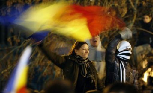 A patra zi de PROTESTE: Câteva sute de manifestanţi scandează împotriva PDL şi a lui Băsescu. Nouă protestatari au fost reţinuţi