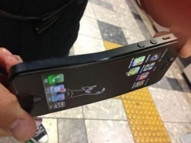 Ce s-a întâmplat cu iPhone-ul lui după ce l-a băgat în buzunar