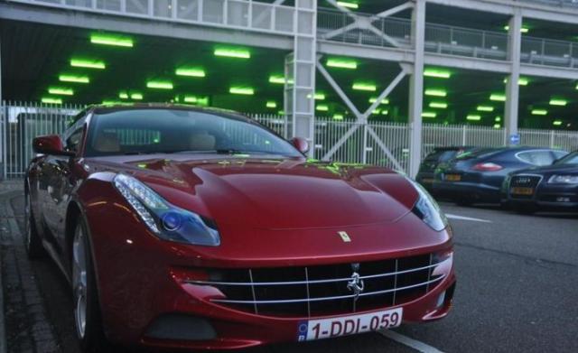 Ce a făcut un bărbat cu acest Ferrari