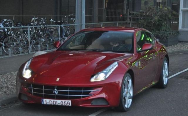 Ce a făcut un bărbat cu acest Ferrari