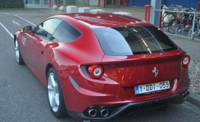 Ce a făcut un bărbat cu acest Ferrari
