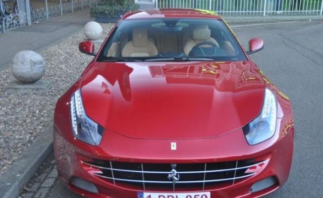 Ce a făcut un bărbat cu acest Ferrari