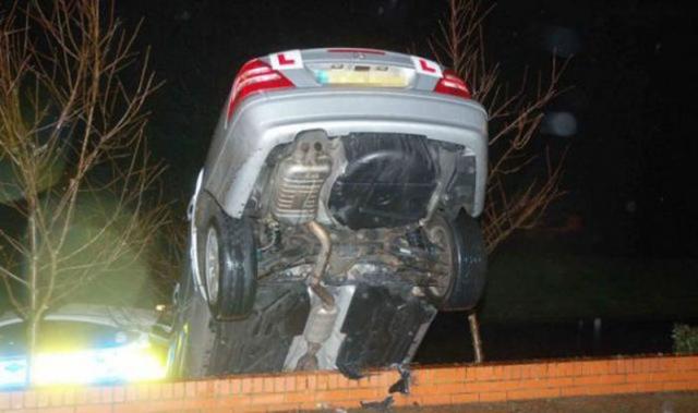 Voia să îşi ia carnetul de şofer. Iată ce parcare "laterală" a făcut