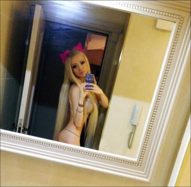 Imaginea mult aşteptată. "Păpuşa Barbie" s-a dezbrăcat