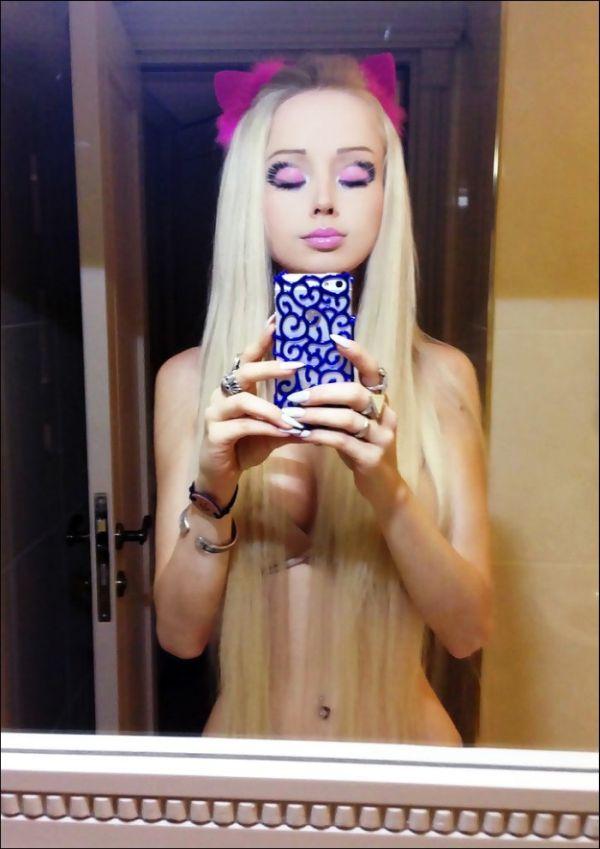 Imaginea mult aşteptată. "Păpuşa Barbie" s-a dezbrăcat