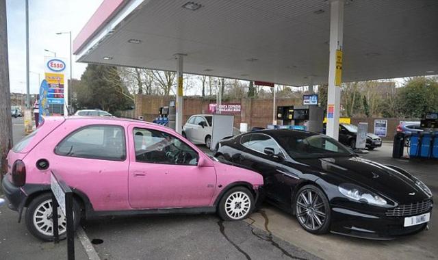 Corsa roz şi o maşină de 300 mii dolari. Vezi care a fost făcută Praf