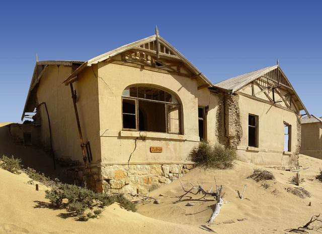 Imagini uluitoare: Kolmanskop, orasul-fantoma &icirc;nghitit de nisipul desertului Namib 