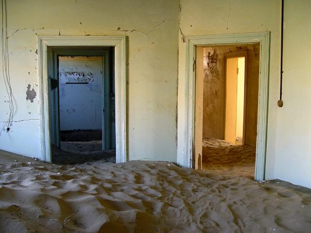 Imagini uluitoare: Kolmanskop, orasul-fantoma &icirc;nghitit de nisipul desertului Namib 