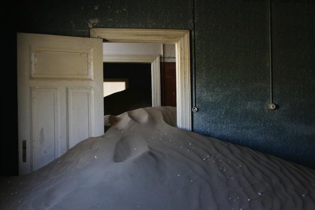 Imagini uluitoare: Kolmanskop, orasul-fantoma &icirc;nghitit de nisipul desertului Namib 