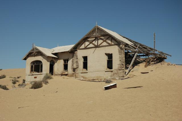 Imagini uluitoare: Kolmanskop, orasul-fantoma &icirc;nghitit de nisipul desertului Namib 