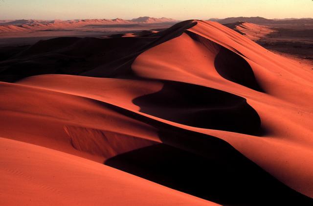 Imagini uluitoare: Kolmanskop, orasul-fantoma &icirc;nghitit de nisipul desertului Namib 
