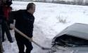 Boc dă la lopată pentru tine. Vezi cum &icirc;l poţi chema pe premier să te scoată din zapadă