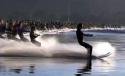 Nou record mondial: 145 de schiori nautici traşi de o singură barcă