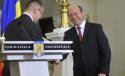 Gafă comisă de Ungureanu la depunerea jurământului: A vrut să rămână lângă Băsescu după ce a dat mâna cu el