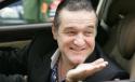 Gigi Becali a sărbătorit starea bună a gazonului de pe Arena Naţională împărţind bani