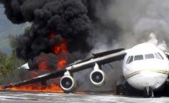 Avion plin cu 140 de pasageri, în flăcări la aterizarea de pe aeroport. Pompieri: "Incidentul este periculos"