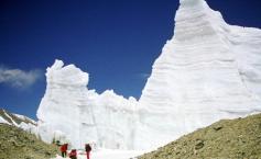 O tânără saudită a ajuns pe vârful Everest, pentru prima dată în istorie