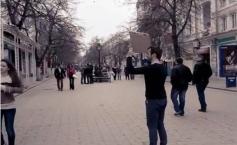 "Dacă eşti fericit, îmbrăţiţează-mă!" Care crezi că a fost reacţia trecătorilor la acest anunţ?